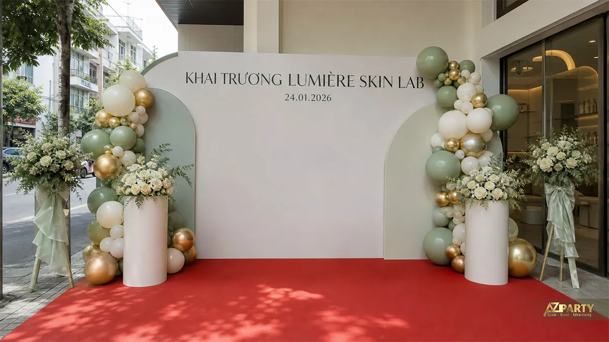 Backdrop khai trương Lamer Skin Clinic màu kem với hoa trắng hai bên