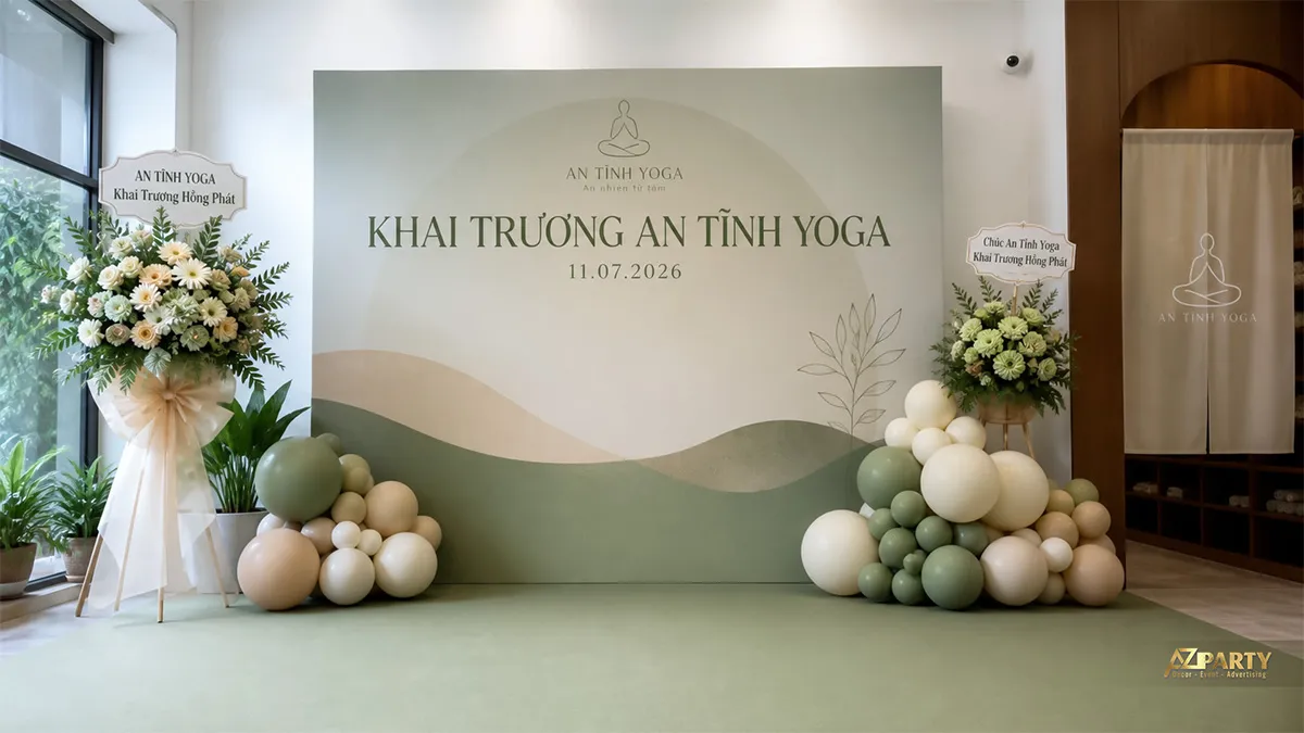 Backdrop khai trương An Tĩnh Yoga màu xanh lá nhạt và hoa trắng