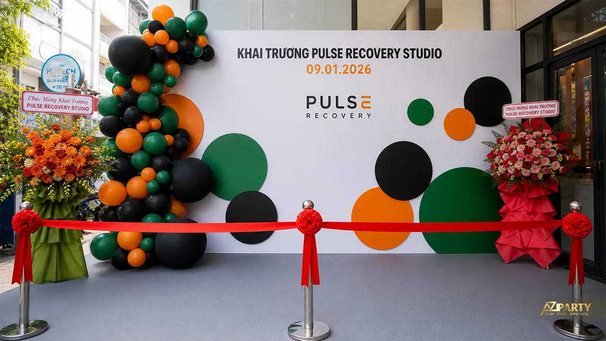 Backdrop Pulse Recovery trắng với khối tròn cam xanh đen và cổng bóng đồng màu