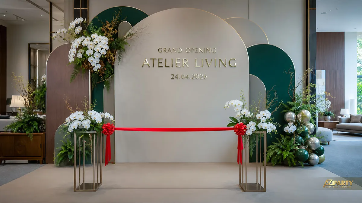 Backdrop Atelier Living dáng vòm màu kem xanh với lan trắng và dải băng đỏ