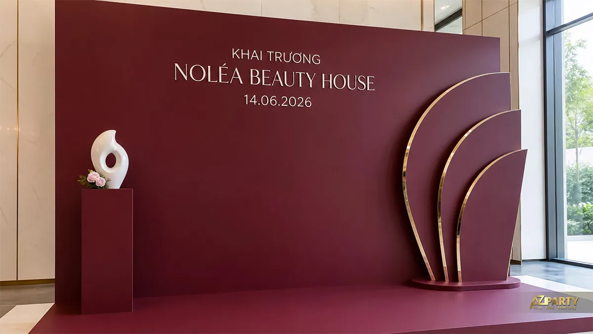 Backdrop Noléa Beauty House đỏ burgundy với khối cong viền vàng và tượng trắng