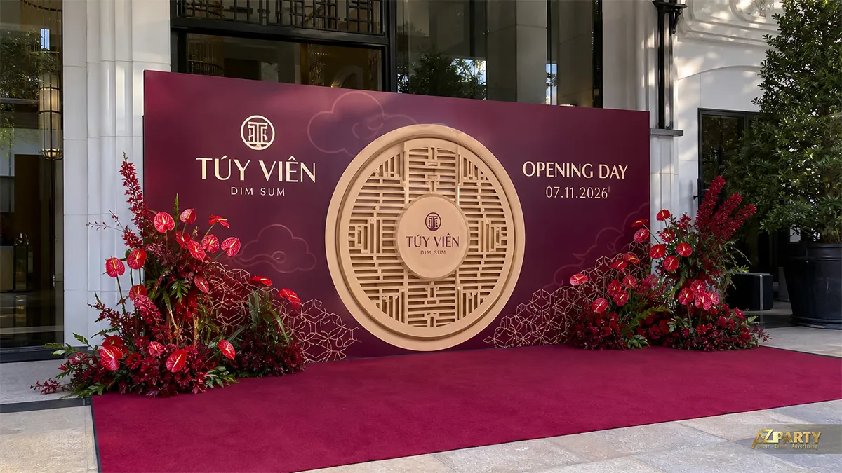 Backdrop nhà hàng Túy Yến màu đỏ rượu và hoa đỏ