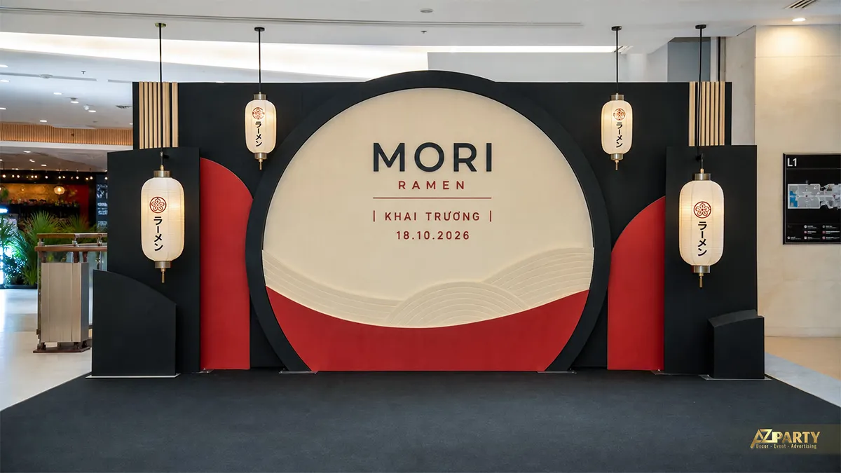 Mẫu backdrop Mori màu đỏ kem với các khối cổng cách điệu