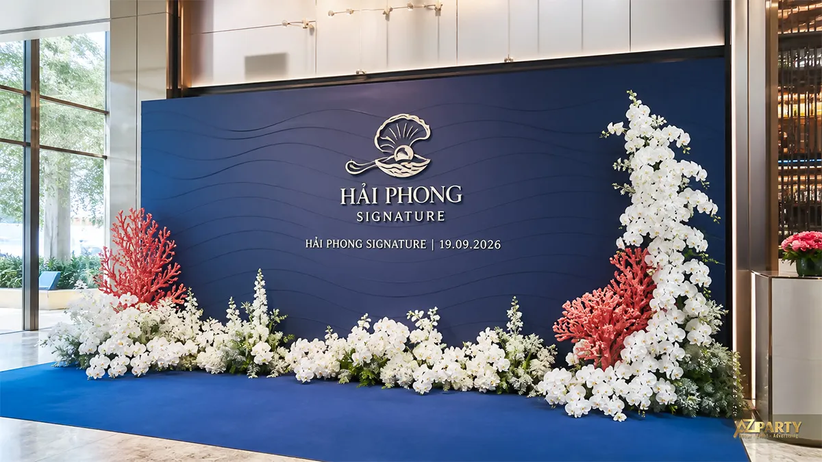 Backdrop Hải Phong Signature màu xanh navy với mô hình san hô đỏ và lan trắng