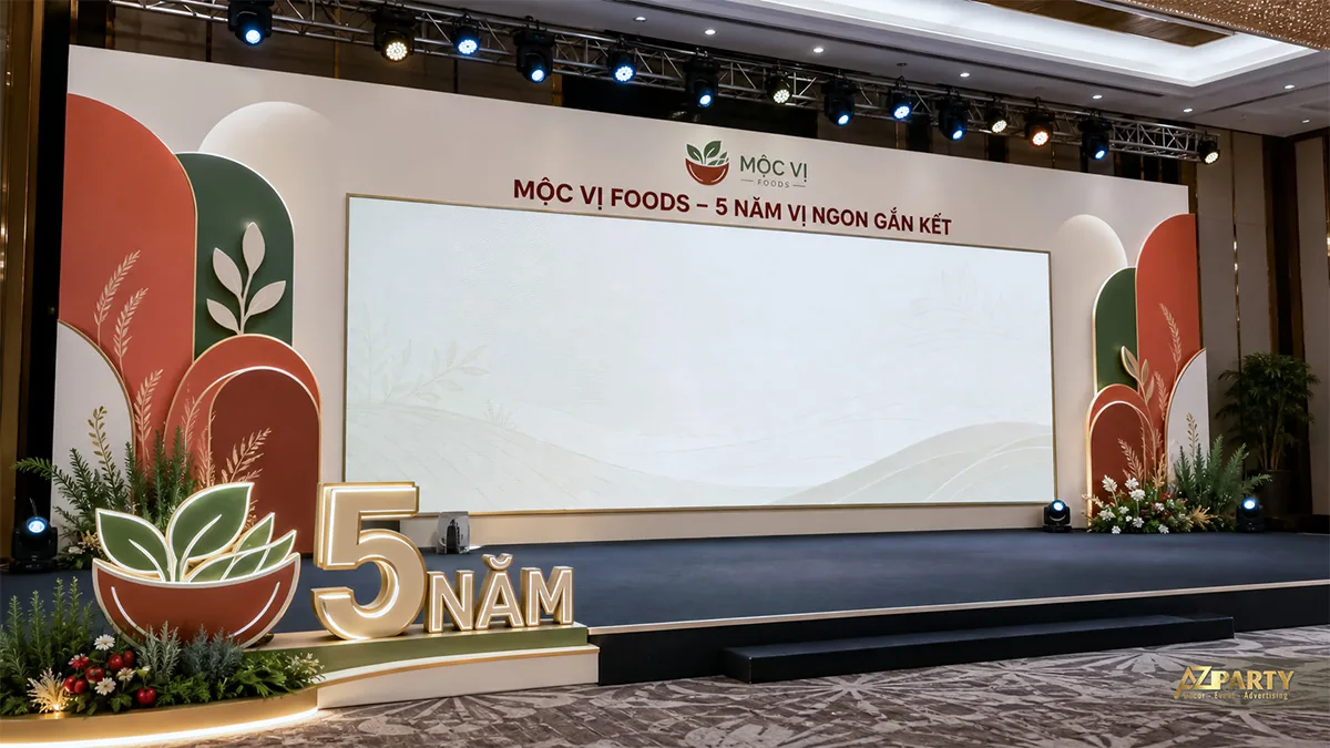 Backdrop 5 năm Mộc Vị Foods phối xanh đất nung và họa tiết cây lúa