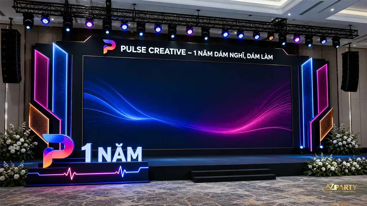 Sân khấu 1 năm Pulse Creative với dải sáng xanh hồng trẻ trung