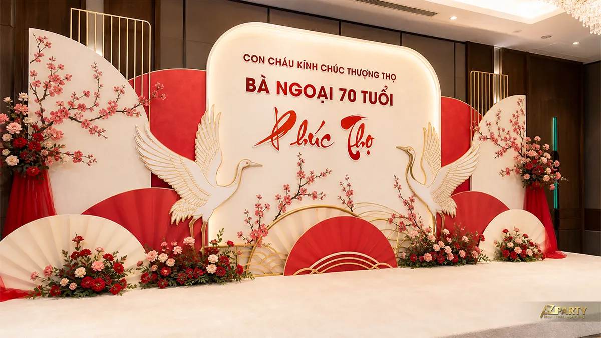 Góc mừng thọ bà ngoại 70 tuổi màu đỏ trắng với chim hạc và hoa đào