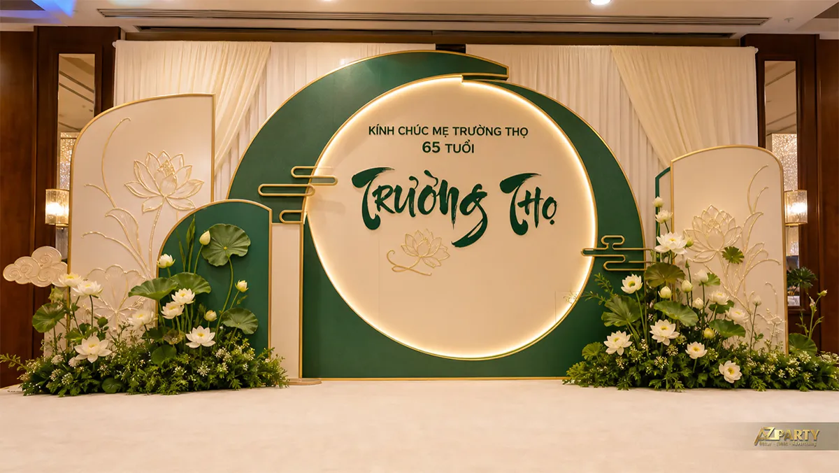 Không gian trường thọ 65 tuổi màu xanh lá kem với hoa cúc trắng