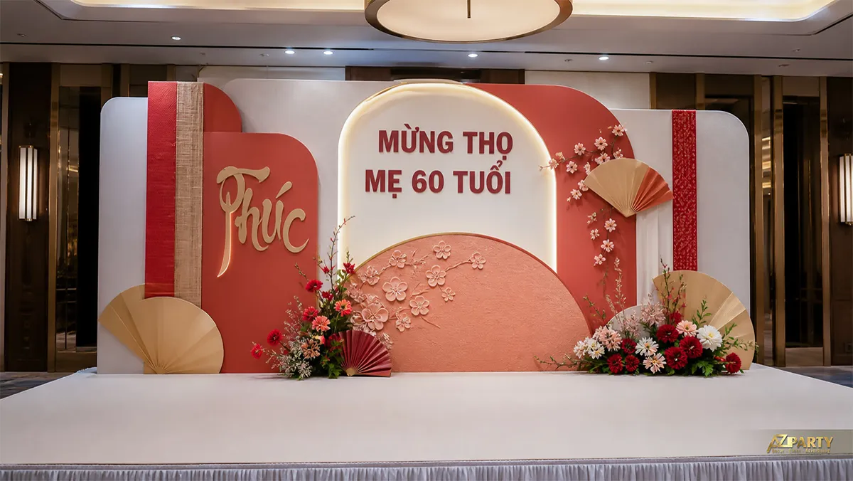 Góc mừng thọ mẹ 60 tuổi màu đỏ hồng với quạt giấy và hoa