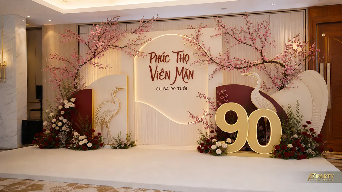 Mẫu đại thọ cụ bà 90 tuổi màu kem đỏ với hoa đào và số 90