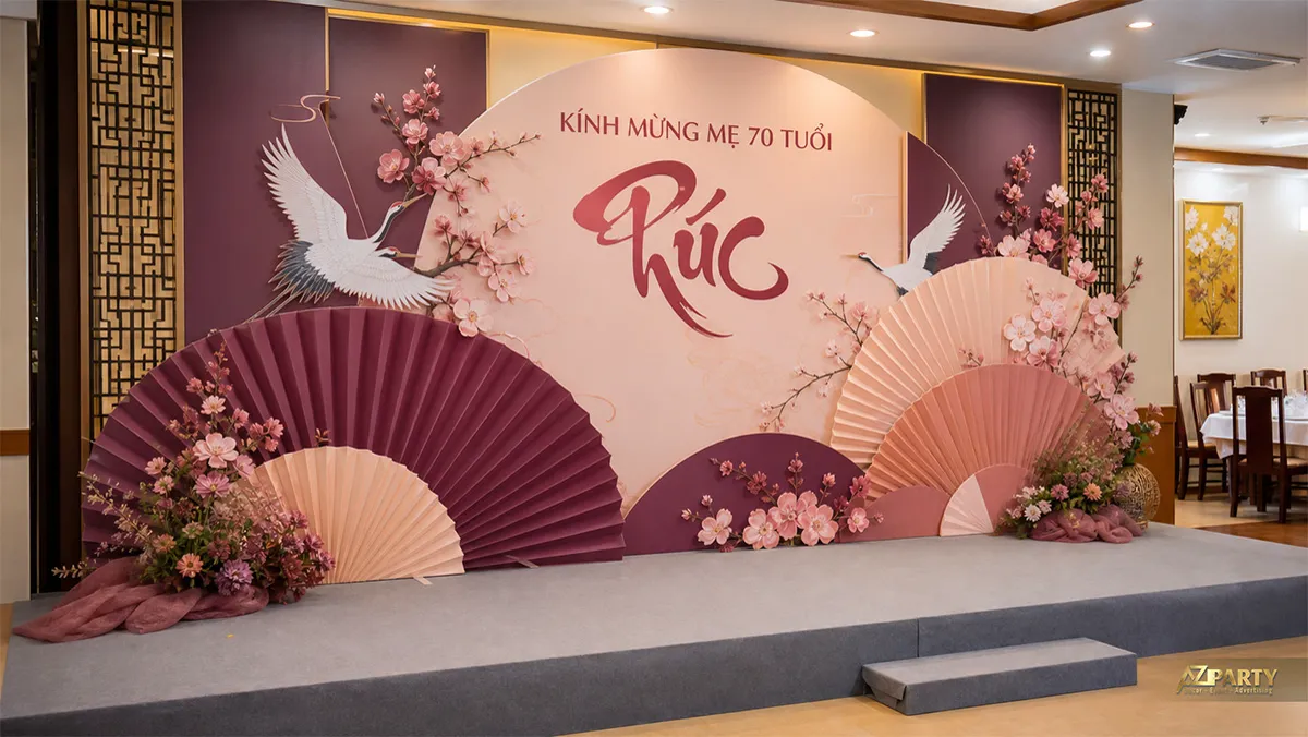 Không gian mừng thọ mẹ 70 tuổi màu hồng tím với quạt giấy và chim hạc
