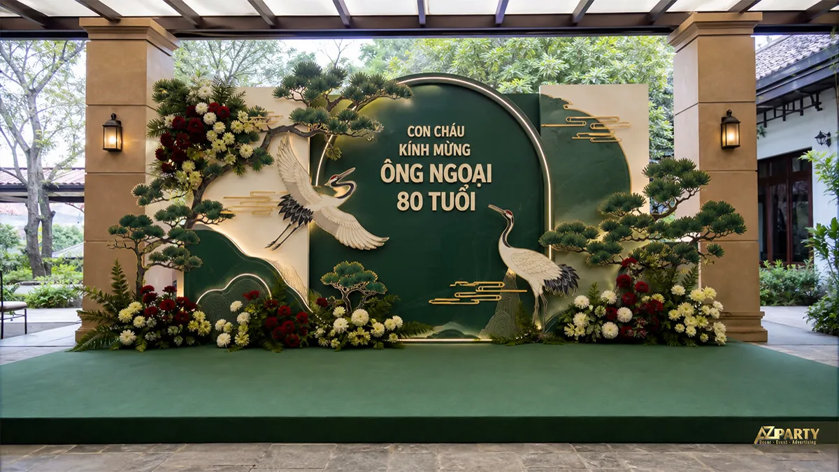 Góc chụp ảnh mừng thọ ông ngoại 80 tuổi màu xanh lá giữa sân vườn
