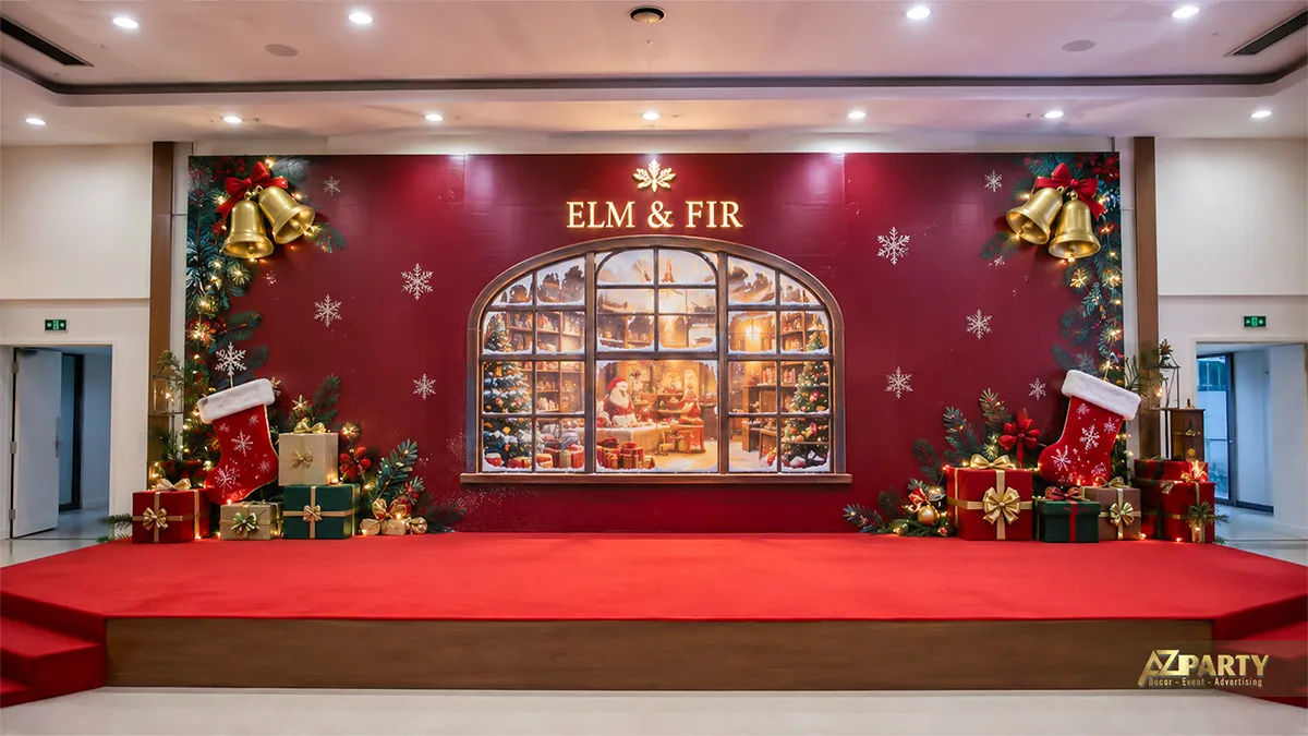 Backdrop sân khấu Noel màu đỏ rượu với chuông vàng, hộp quà và khung cửa sổ tiệm bánh ở trung tâm