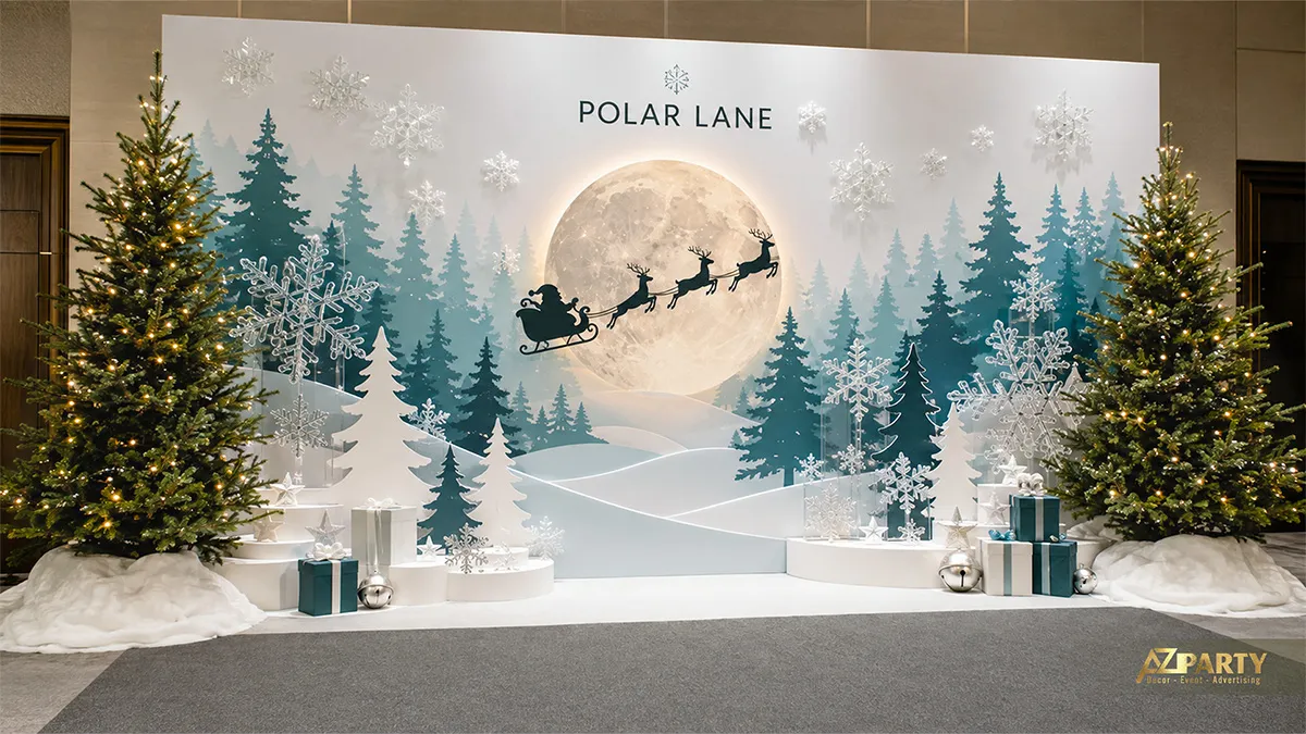 Backdrop Noel trắng xanh với mặt trăng lớn, rừng thông, xe trượt tuyết và hộp quà hai bên