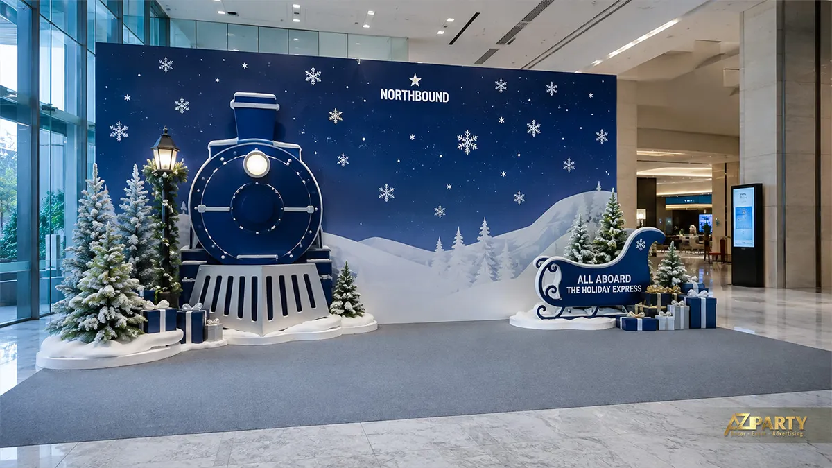 Backdrop Noel chủ đề chuyến tàu mùa đông với đầu tàu 3D, rừng tuyết và bảng chỉ dẫn check-in