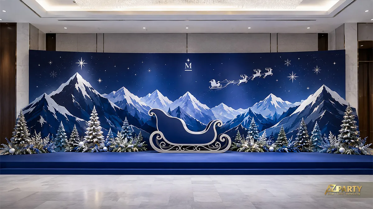 Backdrop sân khấu Noel toàn cảnh núi tuyết xanh với xe trượt tuyết trắng và dãy cây thông