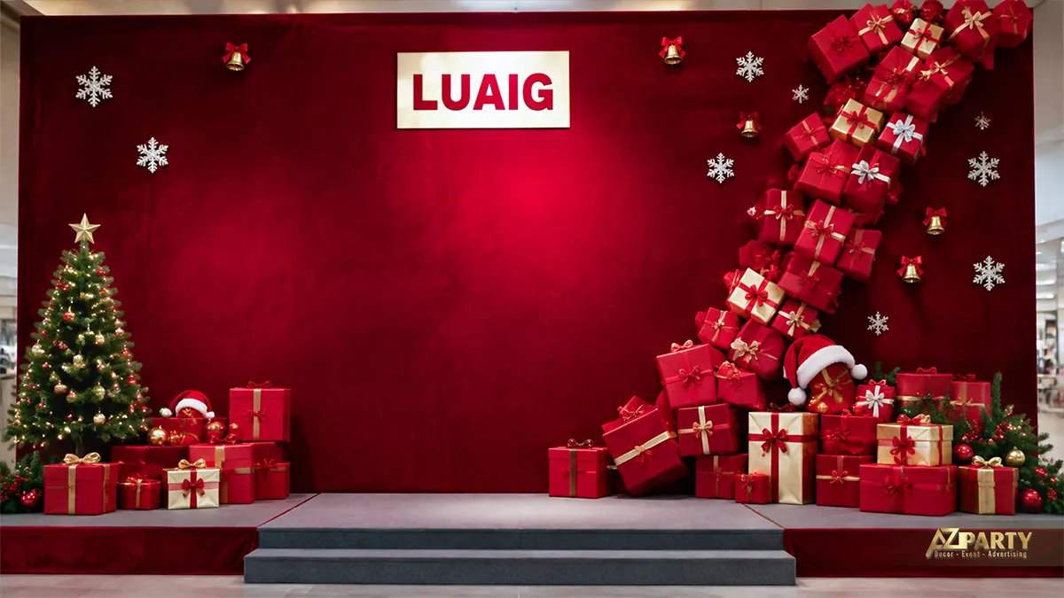 Backdrop sân khấu Noel màu đỏ rượu với cây thông, ông già Noel và dải hộp quà đổ xuống một bên