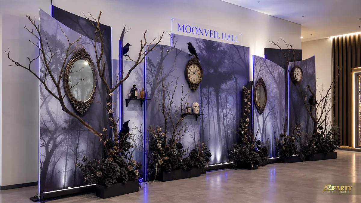 Backdrop rừng tím Moonveil Hall với gương cổ, quạ đen, đồng hồ và cành cây khô