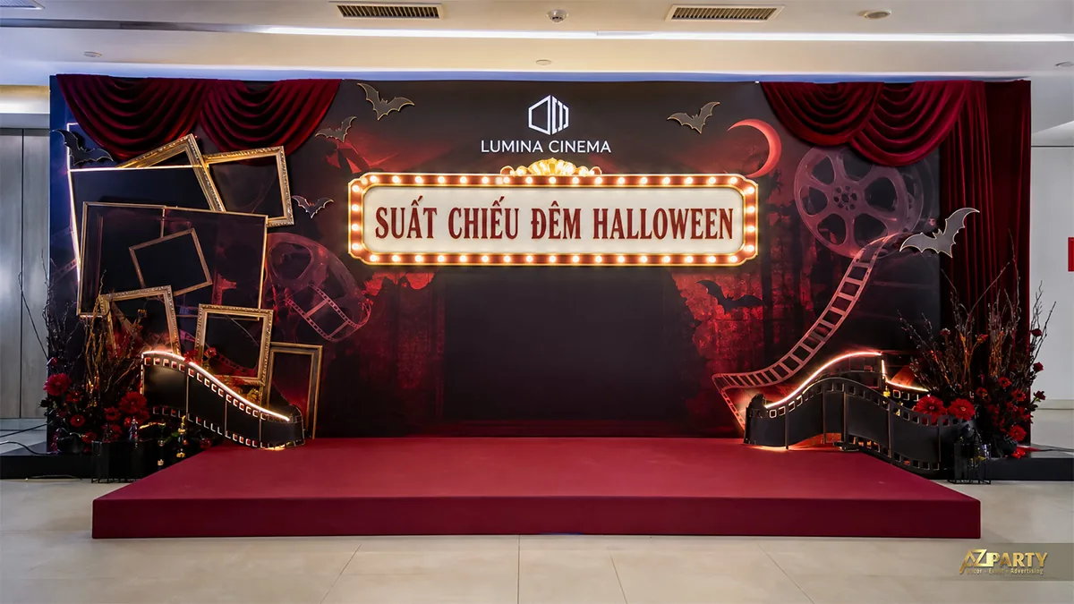 Sân khấu Halloween chủ đề điện ảnh với cuộn phim, khung ảnh và bảng đèn rạp chiếu