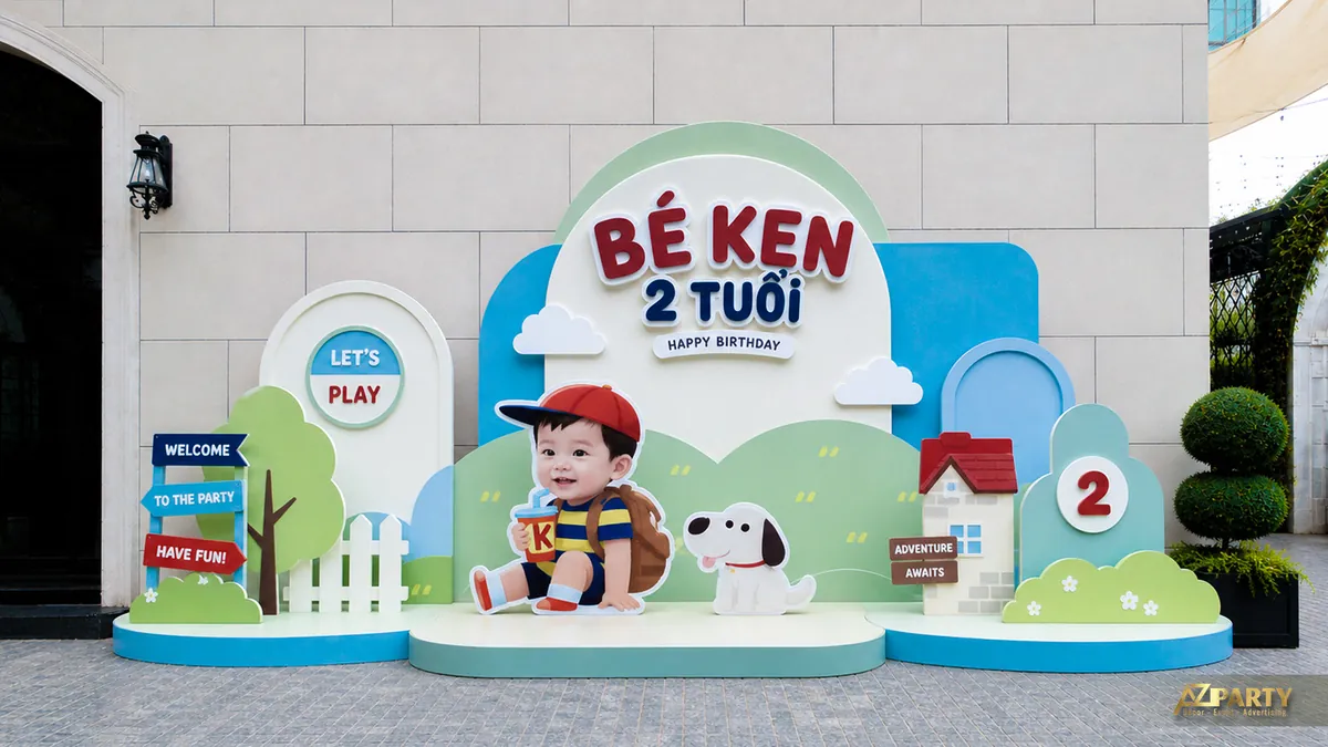 Phông xanh với nhà nhỏ, xe, lều cắm trại và bảng tên Bé Ken 2 tuổi