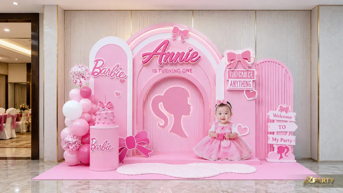 Backdrop sinh nhật Barbie cho bé Annie 1 tuổi với vòm hồng, nơ và ảnh bé