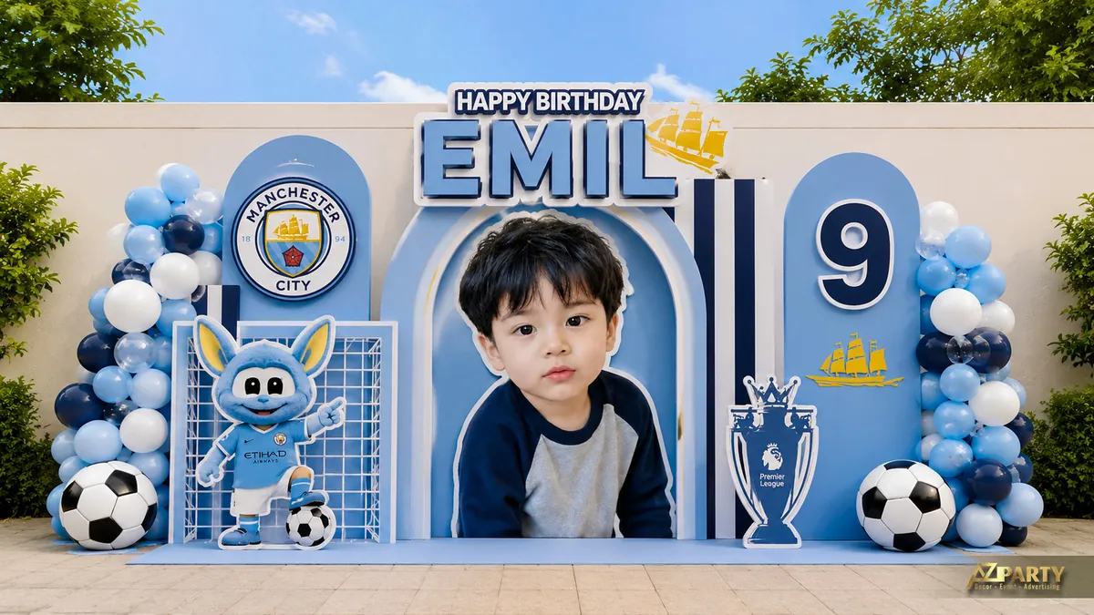 Backdrop sinh nhật bóng đá tông xanh pastel với khung thành, cúp và ảnh bé lớn ở trung tâm