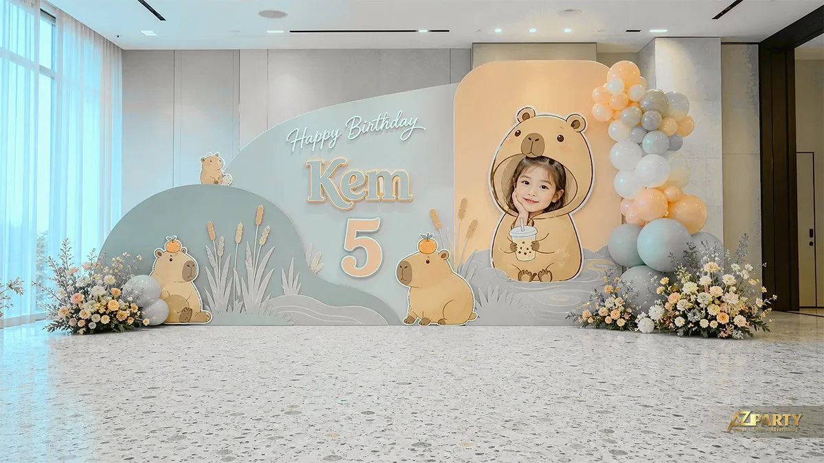Góc tiệc Capybara màu kem xanh với nhân vật ngồi giữa phông nền