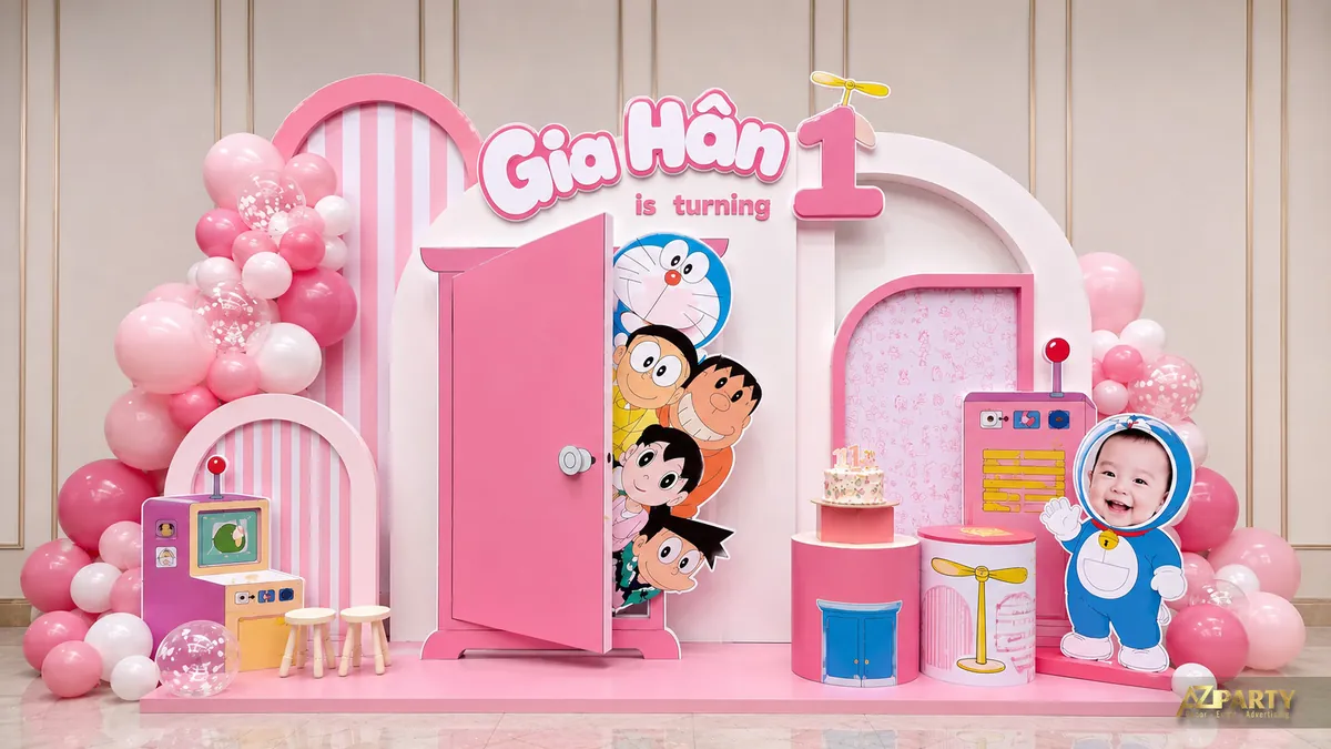 Backdrop sinh nhật Doraemon màu hồng cho bé gái với cánh cửa thần kỳ và bóng pastel