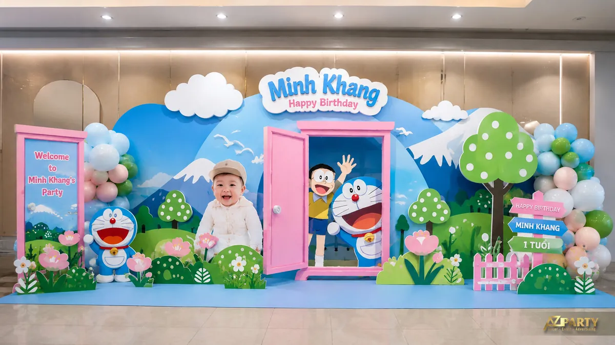 Backdrop sinh nhật Doraemon khu vườn xanh với cánh cửa thần kỳ và cụm bóng pastel