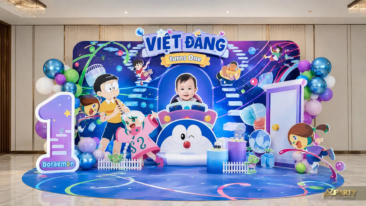 Backdrop sinh nhật Doraemon chủ đề vũ trụ xanh tím với ảnh bé và mô hình số 1