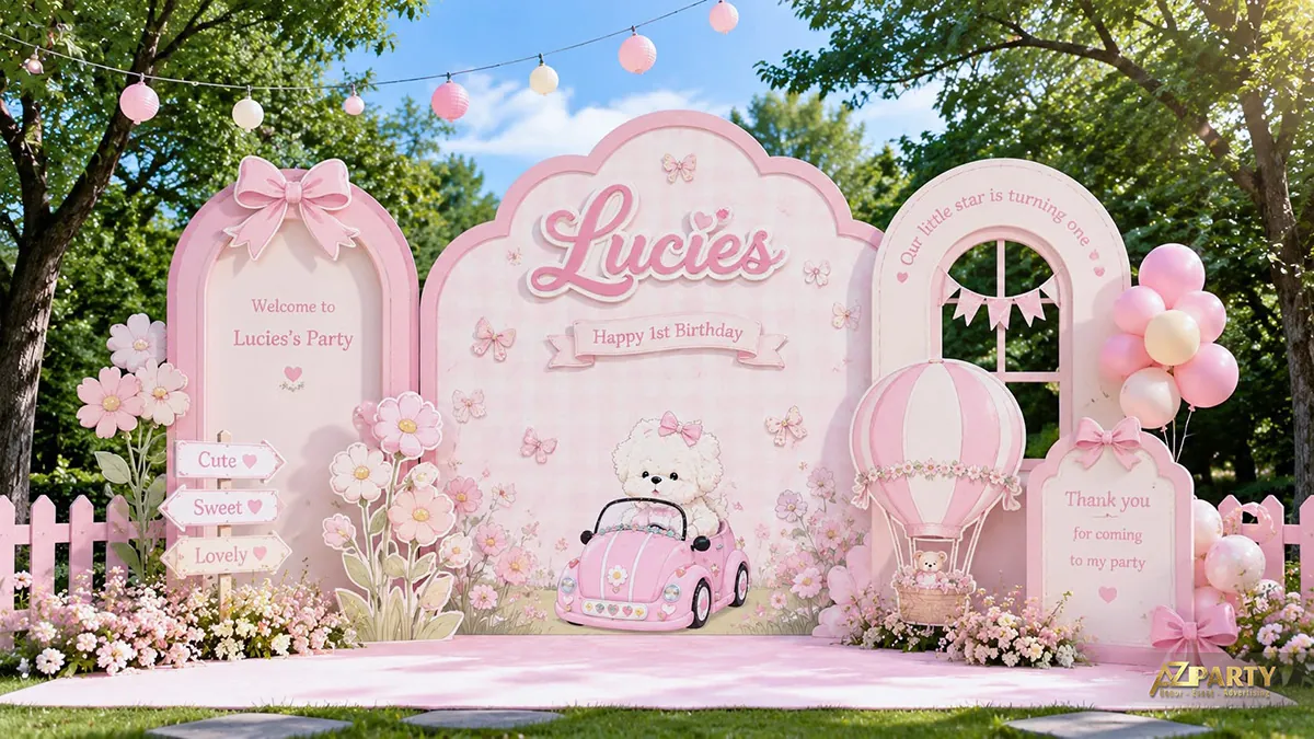 Backdrop sinh nhật màu hồng ngoài trời với thỏ nhỏ, khung cửa và hàng rào trắng