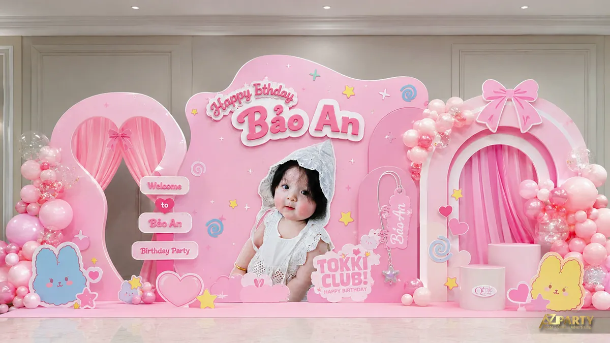 Backdrop sinh nhật Tokki Club màu hồng với ảnh bé, thỏ nhỏ và cụm bóng hai bên