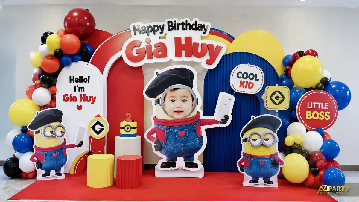 Backdrop sinh nhật Minions đỏ xanh chủ đề Little Boss với nhân vật Minion và cụm bóng nhiều màu