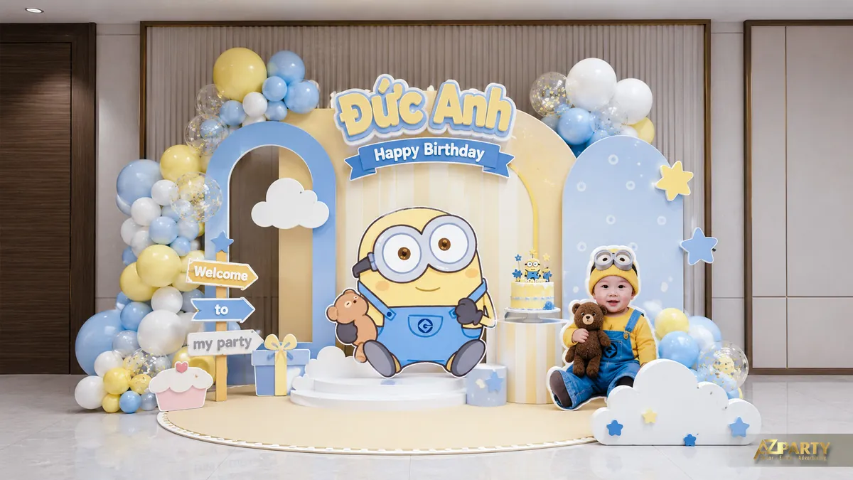 Backdrop sinh nhật Minions pastel xanh vàng với mây, cổng vòm và cụm bóng nhẹ