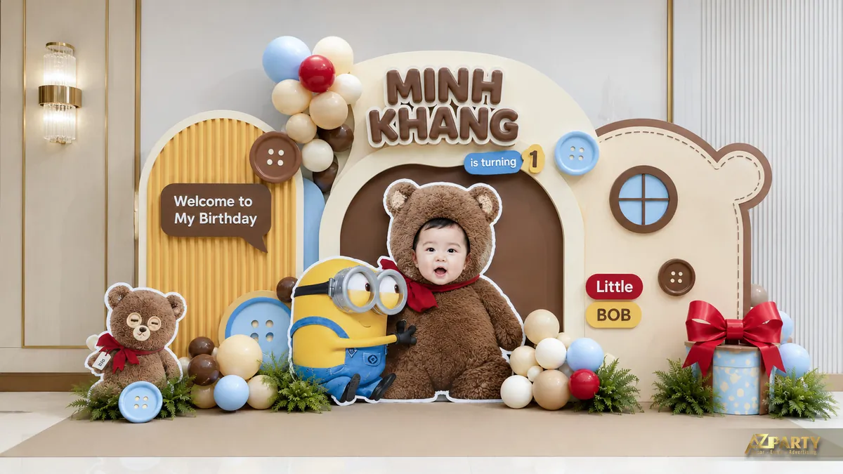 Backdrop sinh nhật Minions tông nâu teddy với bé mặc gấu, nhân vật Minion và bảng Little Boss