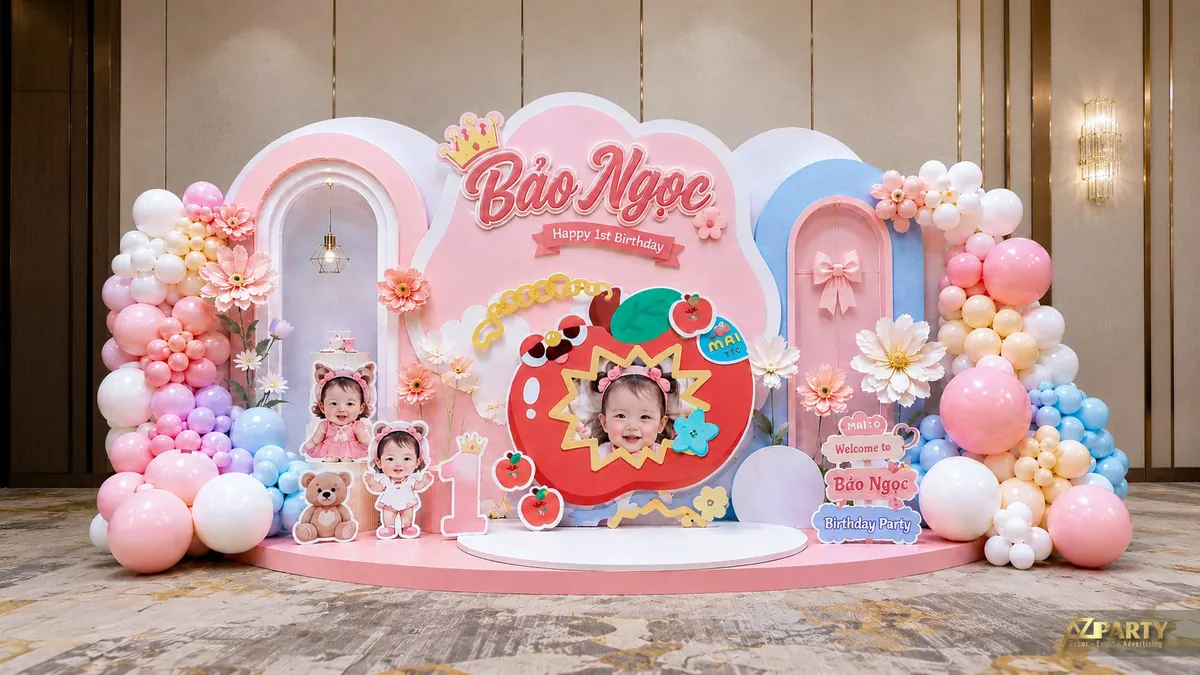 Sân khấu sinh nhật Bảo Ngọc 1 tuổi pastel với bóng nhiều màu, hoa cúc và chủ đề quả táo