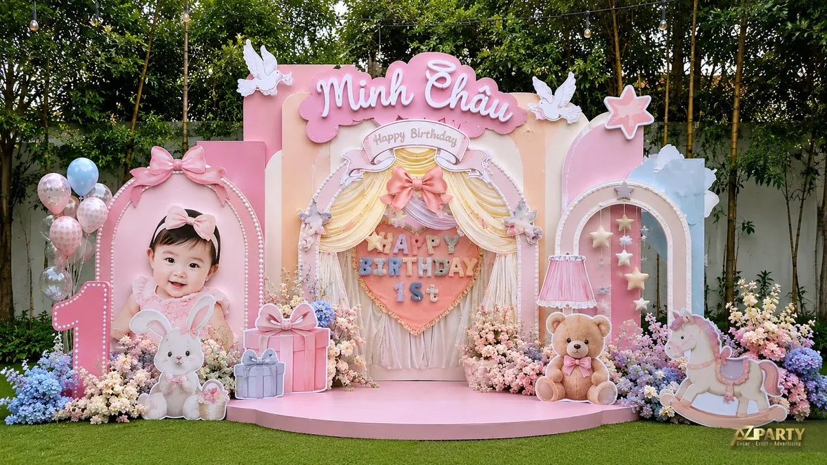 Backdrop sinh nhật Minh Châu 1 tuổi tone hồng với rèm, nơ, hoa và ngựa bập bênh