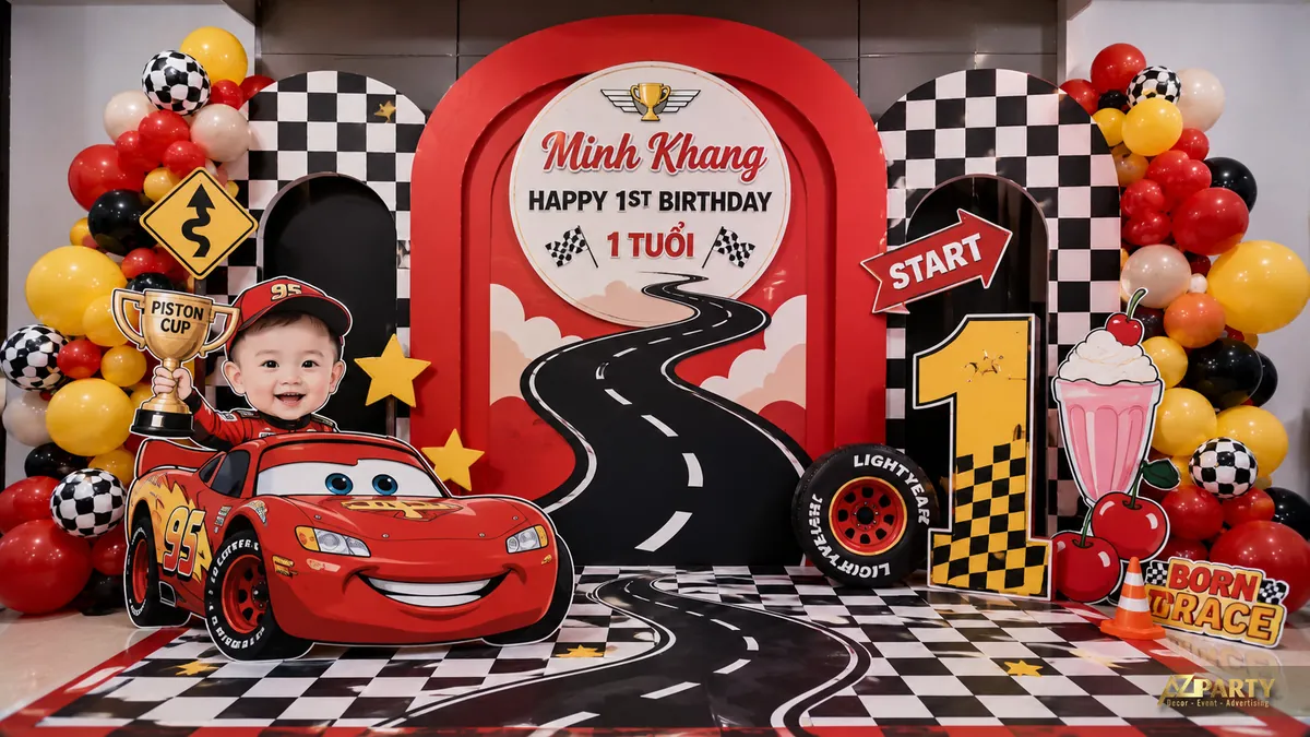 Phông sinh nhật Lightning McQueen cho bé Minh Khang 1 tuổi với đường đua và bóng màu đỏ vàng
