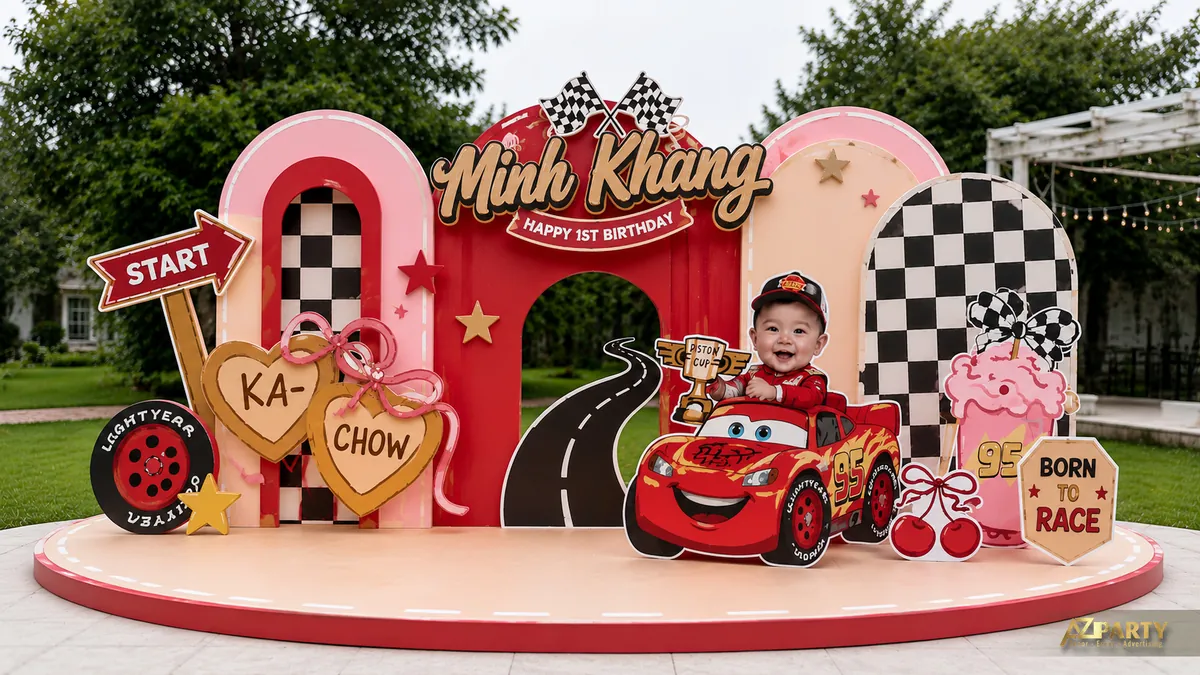 Khu trang trí sinh nhật ngoài trời tông đỏ hồng cho bé Minh Khang với xe Lightning McQueen và đường đua