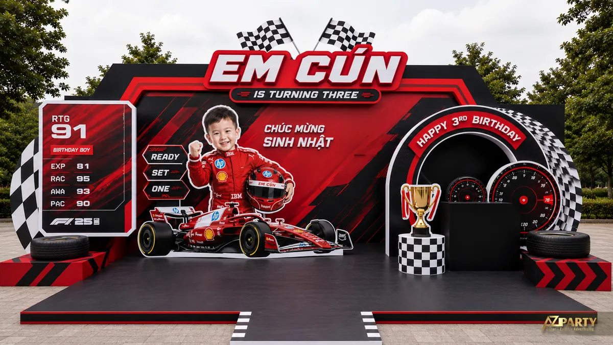 Concept F1 ngoài trời cho bé Em Cún 3 tuổi với xe đua đỏ, bảng thông số và đồng hồ tốc độ