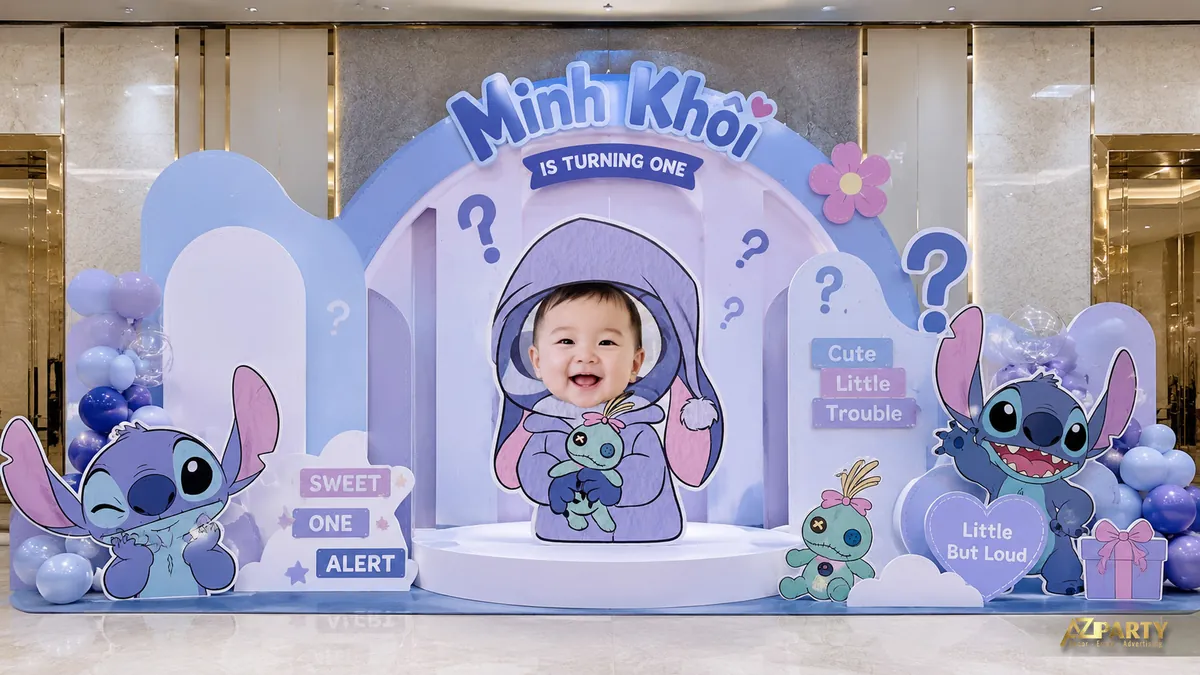 Backdrop Stitch xanh tím với ảnh bé hóa thân thành nhân vật, thú bông Scrump và cụm bóng hai bên