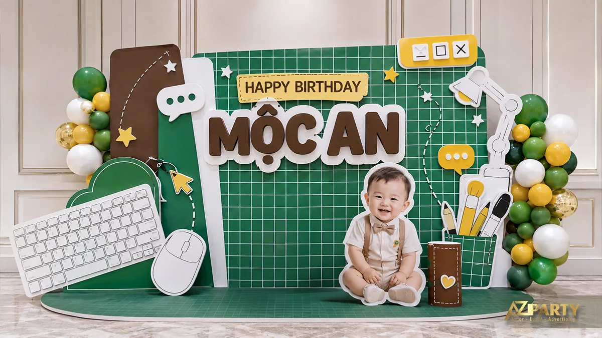 Không gian thôi nôi bé Mộc An với bảng xanh, bàn phím và đồ dùng học tập