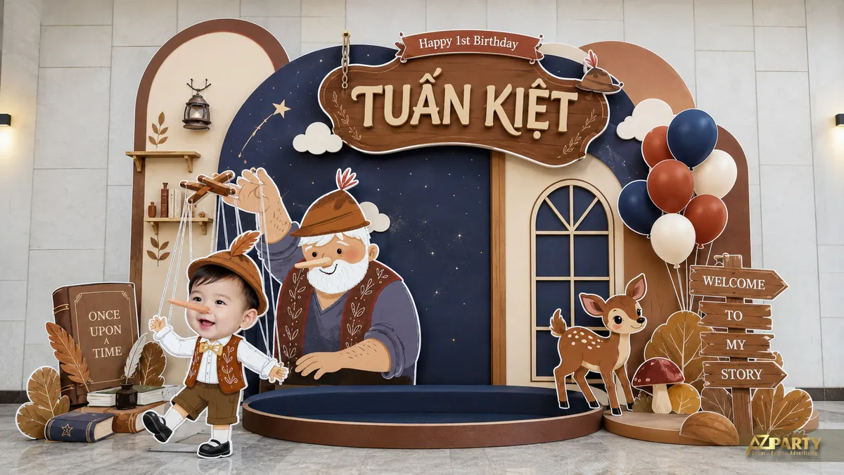 Backdrop thôi nôi Tuấn Kiệt chủ đề Pinocchio với ông Geppetto, hươu và sách cổ tích