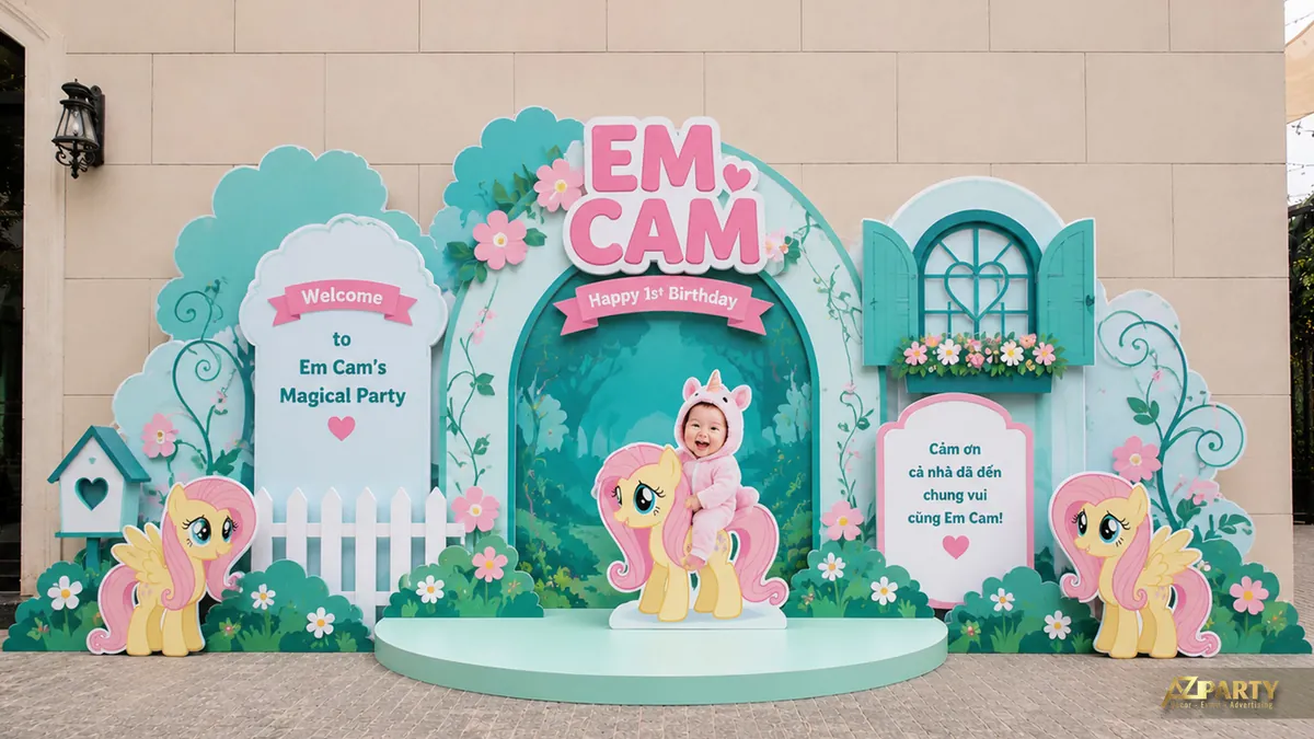 Backdrop thôi nôi Em Cam chủ đề Little Pony khu vườn xanh với cửa sổ, hàng rào và hoa