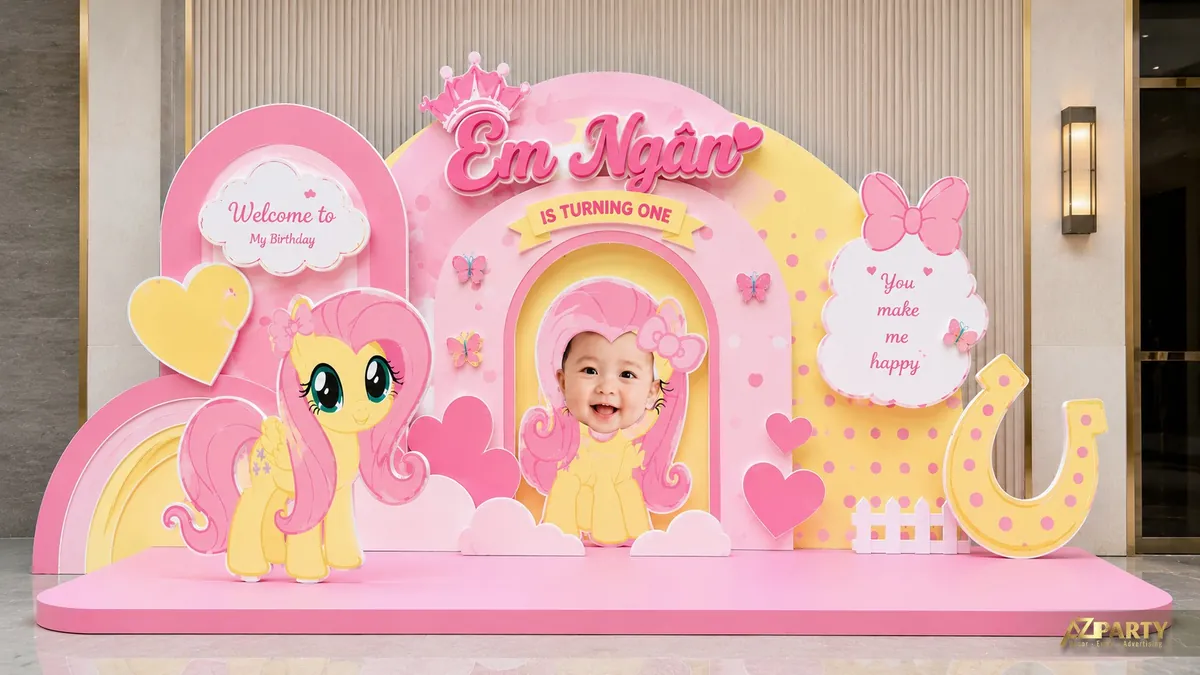 Backdrop thôi nôi Em Ngân màu hồng vàng với ngựa Little Pony, trái tim và móng ngựa
