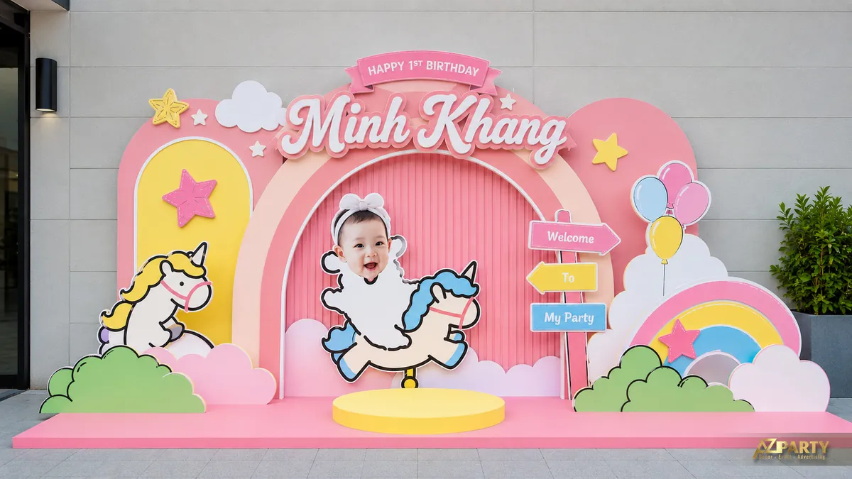 Backdrop thôi nôi Minh Khang màu hồng vàng với ngựa unicorn, cầu vồng và bóng bay