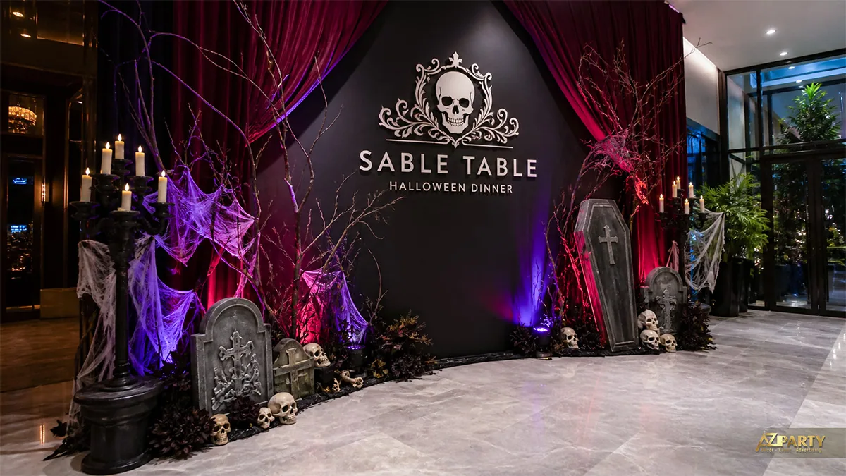 Backdrop tiệc tối Halloween với rèm nhung đỏ, chân nến, bia mộ và quan tài
