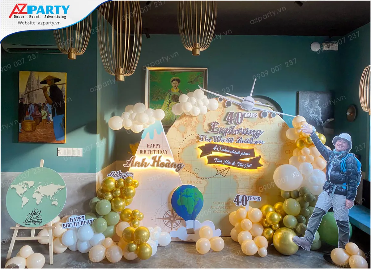 Chi tiết thiết kế của backdrop bản đồ thế giới có đèn LED hắt sáng dòng chữ chúc mừng ý nghĩa, kết hợp khéo léo cùng bong bóng màu pastel ấm cúng.