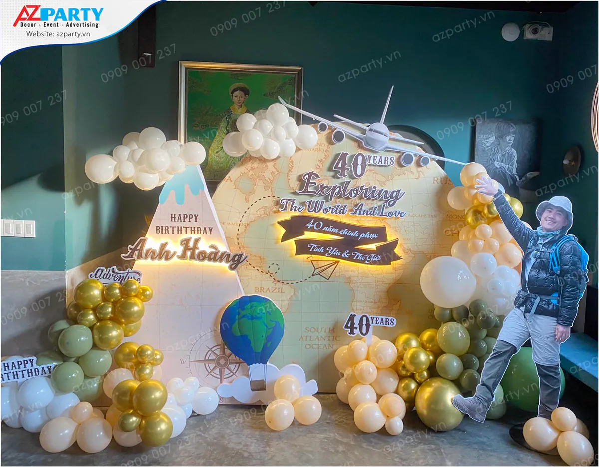 Khung nền chụp ảnh (photobooth) mừng sinh nhật thiết kế sáng tạo dạng bản đồ địa cầu, núi tuyết và khinh khí cầu mang tính phiêu lưu khám phá.