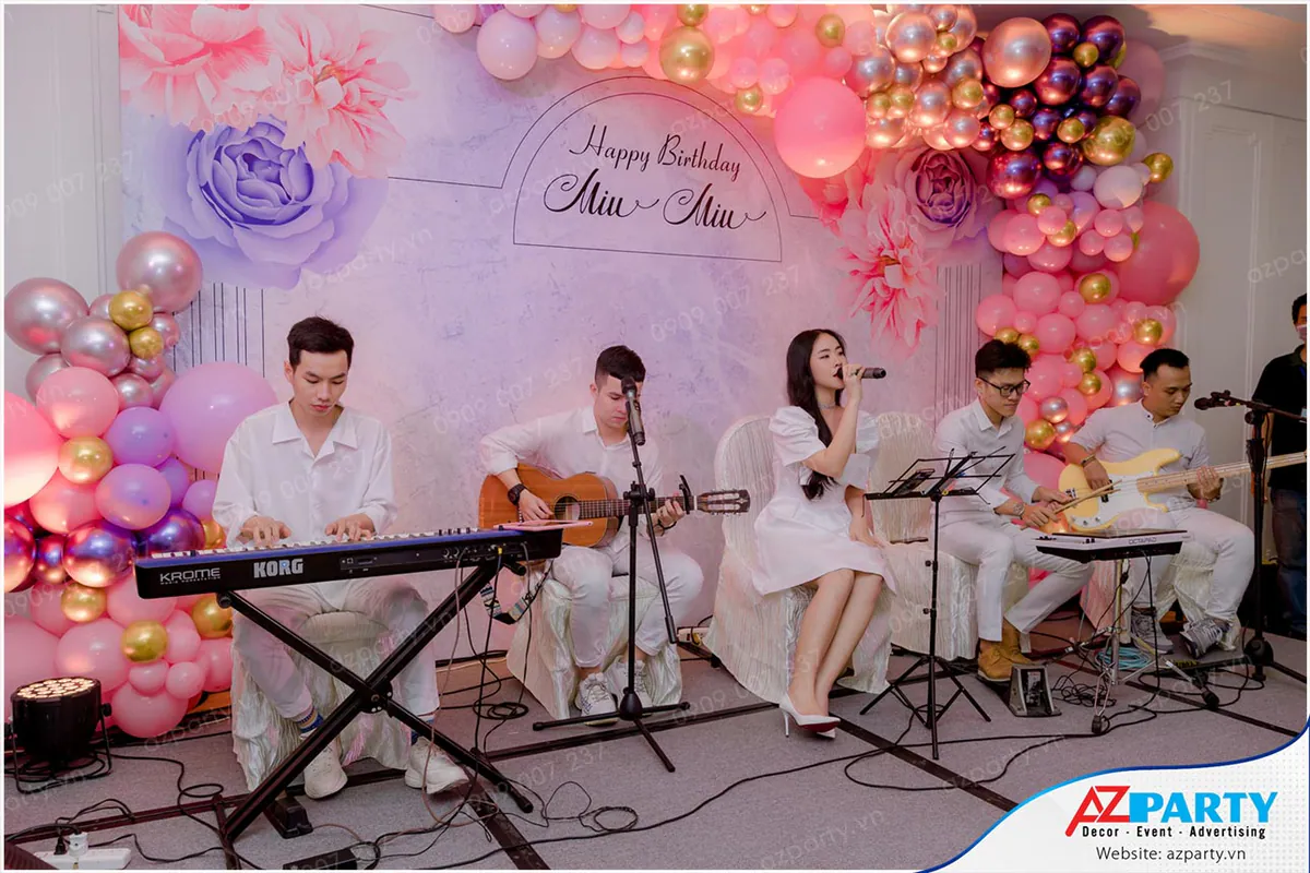 Ban nhạc acoustic biểu diễn chuyên nghiệp tại tiệc sinh nhật bé Miu Miu với ca sĩ và các nhạc công chơi đàn keyboard, guitar và bass.